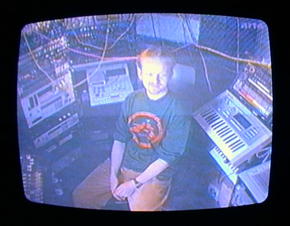 Atom Heart im verkabelten Cockpit seines Heimstudios.