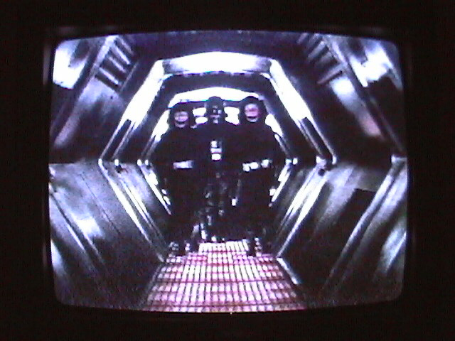 Darth Vader in einem Gang seines Raumschiffs